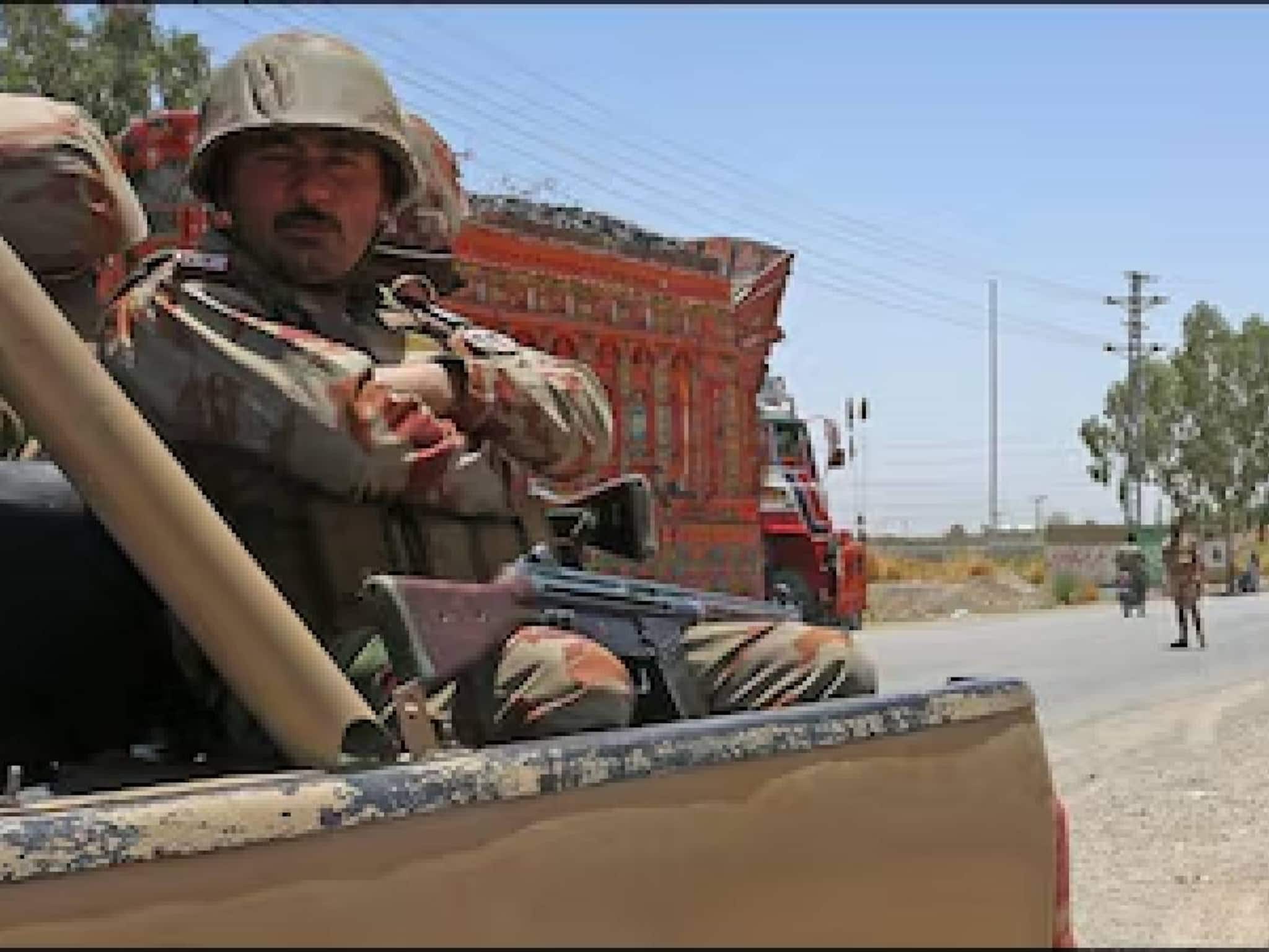 പാകിസ്താനിൽ തോക്കുധാരികളുടെ ആക്രമണം; മൂന്ന് സുരക്ഷാഭടന്മാർ കൊല്ലപ്പെട്ടതായി റിപ്പോർട്ട്