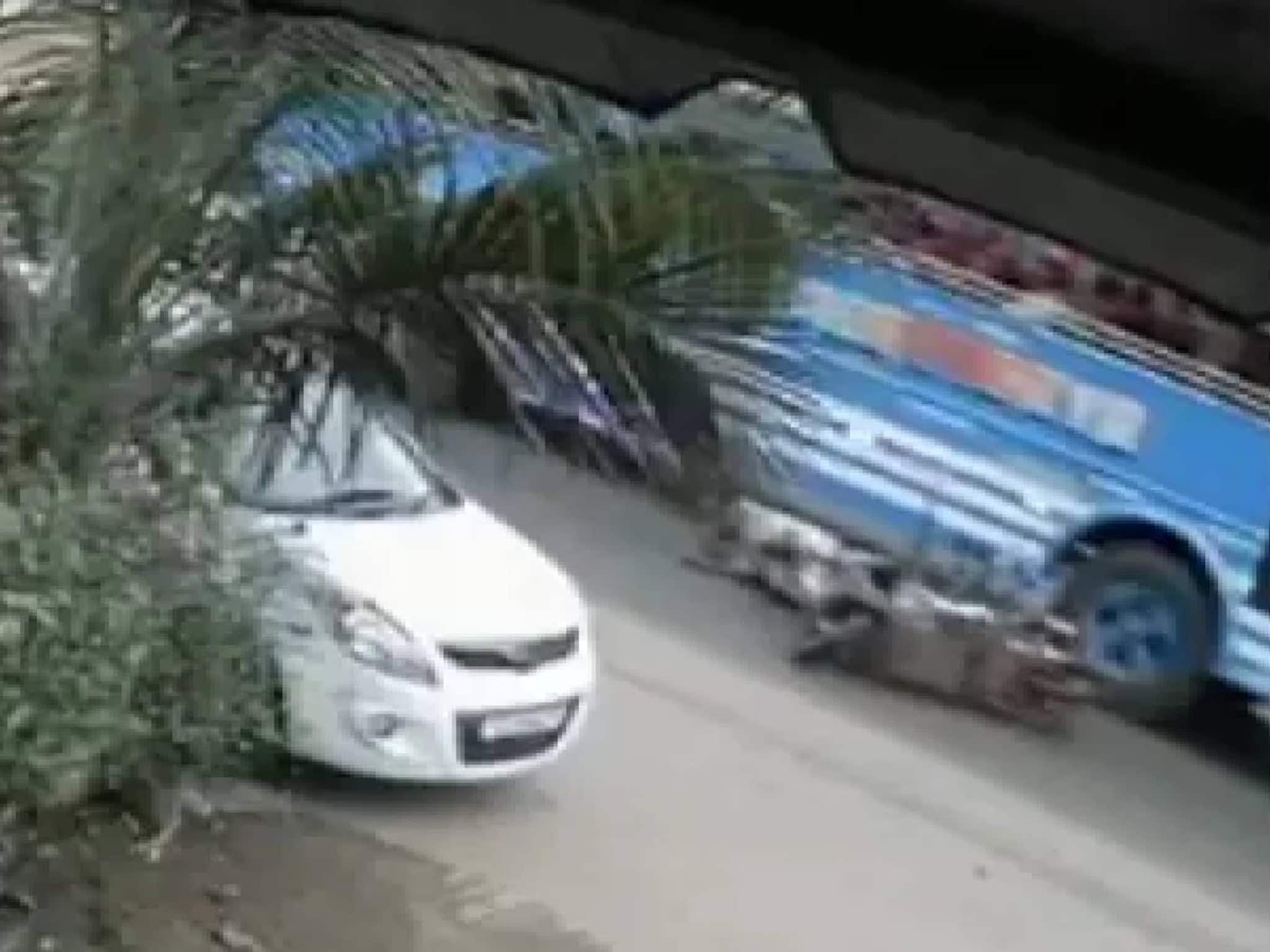 കോഴിക്കോട്ട് സ്കൂട്ടറിന് പിന്നിൽ സ്വകാര്യ ബസിടിച്ച് മൂന്നുവയസുകാരൻ മരിച്ചു