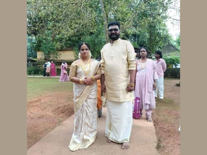 ഉല്ലാസ് പന്തളത്തിന്റെയും മക്കളുടെയും ജീവിതത്തിലേക്ക് ദിവ്യ കടന്നുവരുന്നത് 2024 ഓഗസ്റ്റ് 10ന്. അഭിഭാഷകയും അരീക്കോട് പഞ്ചായത്ത് വൈസ് പ്രസിഡന്റുമാണ് ദിവ്യ. വളരെ വേണ്ടപ്പെട്ടവർ മാത്രം പങ്കെടുത്ത ചടങ്ങിൽ ക്ഷേത്രത്തിൽ നടന്ന അതീവ ലളിതമായ താലികെട്ട് ചടങ്ങു നടത്തി. ജീവിതത്തിലുണ്ടായ ഒരു വലിയ തിരിച്ചടിയെ ദിവ്യയുടെ സാന്നിധ്യത്തിൽ മറികടന്നു വരികെയാണ് ഉല്ലാസ് സ്ട്രോക്കുമായി മല്ലിടുന്നത്. നീണ്ട ഇടവേളയ്ക്ക് ശേഷം ഉല്ലാസിനെ പൊതുവേദിയിൽ കാണുന്നതിനാൽ, അദ്ദേഹം എത്രനാളായി ഈ അവസ്ഥ നേരിടുന്നു എന്ന കാര്യം ആരും അറിഞ്ഞിരുന്നില്ല