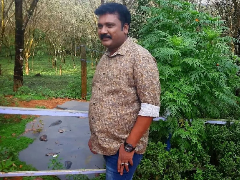 അടുത്ത സുഹൃത്തുക്കളും ചില സഹപ്രവർത്തകരുമൊഴികെ മറ്റാരും തന്നെ തനിക്ക് സ്ട്രോക്ക് ബാധിച്ച വിവരം അറിഞ്ഞിരുന്നില്ല എന്ന് ഉല്ലാസ് പന്തളം. ഈ വീഡിയോ പുറത്തുവരുമ്പോഴാകും, തനിക്ക് ഇങ്ങനെയൊരു ആരോഗ്യപ്രശ്നം ഉള്ളതായി മറ്റുള്ളവർ അറിയുക എന്നും ഉല്ലാസ്. കഴിഞ്ഞ കുറച്ചു വർഷങ്ങളായി ജീവിതത്തിൽ ഒന്നിന് പിറകേ ഒന്നായി വെല്ലുവിളികൾ നേരിടുന്ന നടനാണ് ഉല്ലാസ് പന്തളം. ഇദ്ദേഹത്തിന്റെ ആദ്യഭാര്യ ആശയുടെ മരണം അന്നാളുകളിൽ വലിയ വാർത്തയായ സംഭവമായിരുന്നു. ഒരു ദിവസം രാവിലെ വീടിന്റെ മട്ടുപ്പാവിൽ ജീവനൊടുക്കിയ നിലയിൽ ആശയെ കണ്ടെത്തുകയായിരുന്നു (തുടർന്ന് വായിക്കുക)