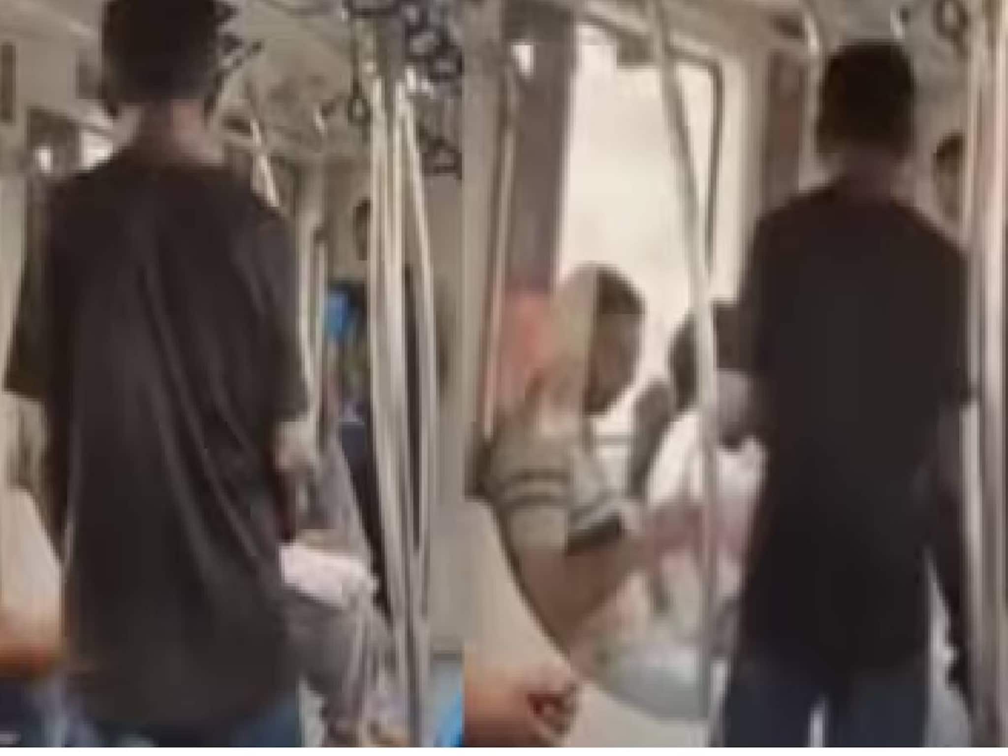 ടിക്കറ്റെടുത്ത് ബെംഗളൂരു മെട്രോയില്‍ കയറി ഭിക്ഷയെടുക്കുന്നു! വീഡിയോ വൈറല്‍