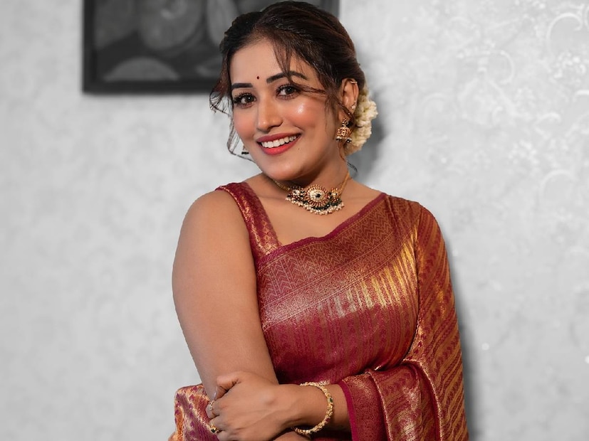 പലരും കളിച്ചും പഠിച്ചും നടക്കുന്ന പ്രായം മുതലേ, ഓടിനടന്നു പണിയെടുക്കുന്ന ശീലം അനുമോൾക്കുണ്ട്. മൂത്ത സഹോദരി കഷ്‌ടപ്പാടുകൾക്കൊടുവിൽ സർക്കാർ ഉദ്യോഗം നേടിയപ്പോൾ, തന്റെ തട്ടകമായ അഭിനയ രംഗത്ത് അനുമോൾ വിയരേഖ കുറിച്ചു. ഒരുകാലത്തു ഒരു ദിവസം ഒന്നിലേറെ ലൊക്കേഷനുകളിൽ ഓടിനടന്നു പണിയെടുക്കുന്ന ശീലം അനുമോൾക്ക് ഉണ്ടായിരുന്നു. ഒരു സെറ്റിൽ പോയി തലവേദനയെന്നോ മറ്റോ പറഞ്ഞ്, മറ്റൊരു സെറ്റിലേക്ക് പാഞ്ഞെത്തുമായിരുന്നു അനുമോൾ. അവിടുന്ന് മറ്റൊരിടത്തേക്ക്. രാവെന്നോ പകലെന്നോ ഇല്ലാത്ത അധ്വാനം കൊണ്ട് അനുമോൾ സാമ്പത്തിക നില മെച്ചപ്പെടുത്തി (തുടർന്ന് വായിക്കുക)