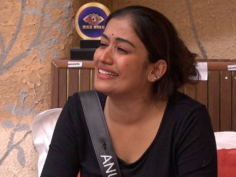 അച്ഛനെ ഒരിക്കലും കഷ്‌ടപ്പെടുത്താത്ത മകളാണ് താനെന്ന് അനുമോൾ. വസ്ത്രമോ, മറ്റെന്തെങ്കിലുമോ വേണമെന്ന് പറഞ്ഞ് അച്ഛന്റെ പിന്നാലെ കൂടിയിട്ടില്ല. ചേച്ചിയും അങ്ങനെ തന്നെ. ക്രിസ്മസിനും ഓണത്തിനും വിഷുവിനും കിട്ടുന്ന പണം കൂട്ടിവെക്കും. അത് ചോക്കലേറ്റോ ഭക്ഷണമോ വാങ്ങി പാഴാക്കില്ല. അച്ഛനും അമ്മയും തരുകയും ചെയ്യും. സീരിയൽ രംഗത്തേക്ക് വരുമ്പോൾ അനുമോൾക്ക് 18 വയസായിരുന്നു. അന്ന് 1000 രൂപയാണ് പ്രതിഫലമായി ലഭിക്കുക. കുറച്ചുസമയം അഭിനയിച്ചപ്പോൾ ഇത്രയും തുകയോ എന്ന അത്ഭുതമായിരുന്നു അന്ന് 
