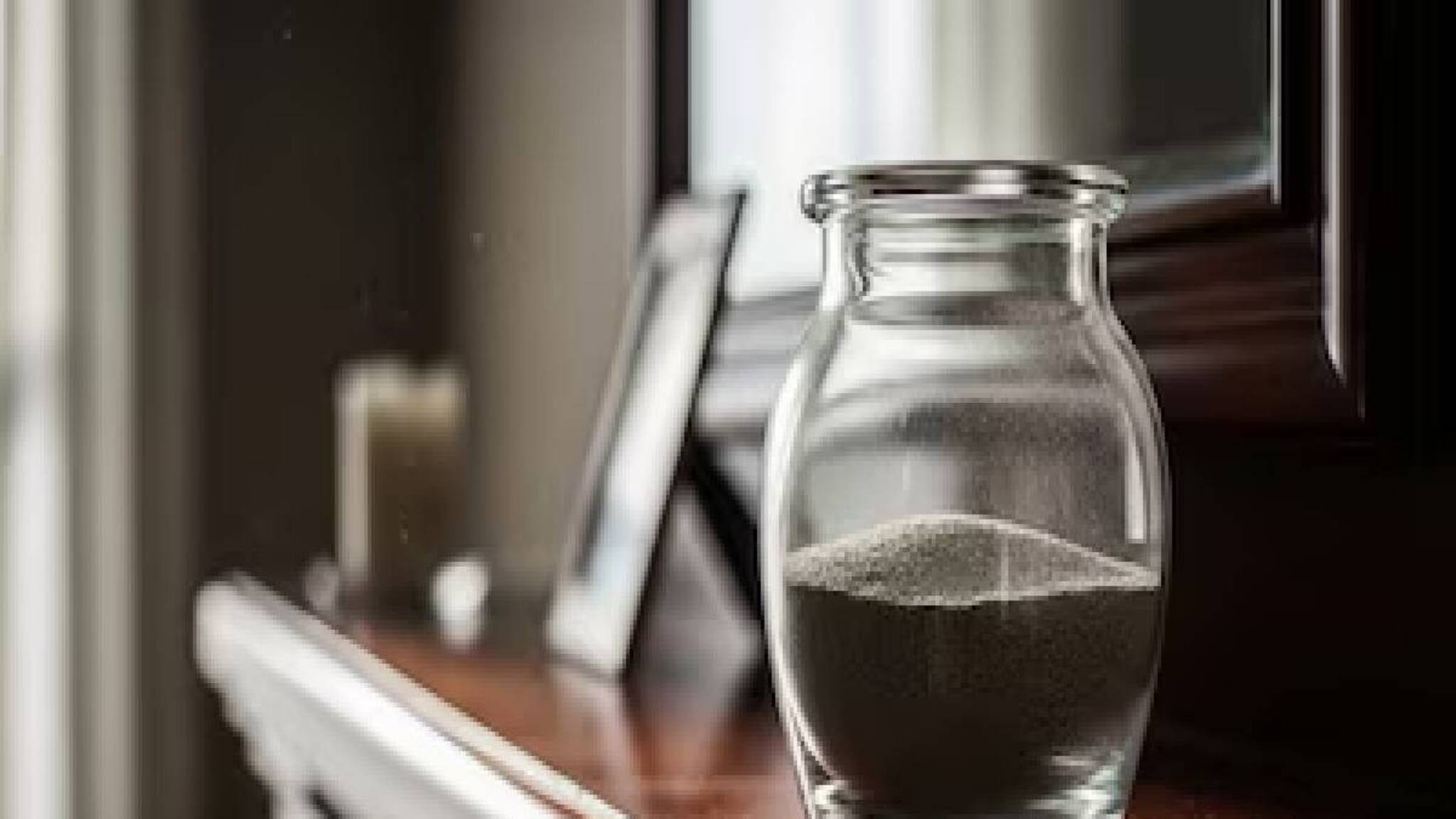 ഭര്‍ത്താവ് മരിച്ചപ്പോള്‍ ചിതാഭസ്മം ഭാര്യ ചില്ലുകുപ്പിയിലാക്കി; എന്നാല്‍ അതിനുള്ളിലൊരു രഹസ്യവും ഒളിച്ചിരുന്നു!