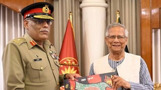 മുഹമ്മദ് യൂനുസ് പാകിസ്ഥാന്‍ ജനറല്‍ സാഹിര്‍ ഷംഷാദ് മിര്‍സയ്ക്ക് നല്‍കിയ സമ്മാനം