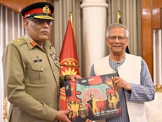 മുഹമ്മദ് യൂനുസ് പാകിസ്ഥാന്‍ ജനറല്‍ സാഹിര്‍ ഷംഷാദ് മിര്‍സയ്ക്ക് നല്‍കിയ സമ്മാനം