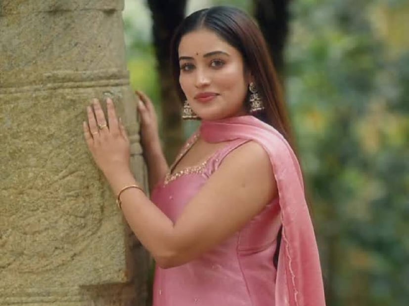 അതുപോലെ, ധരിക്കുന്ന വസ്ത്രം സ്വന്തമായി തുന്നുന്ന കാര്യത്തിലും അനുമോൾ സ്വയം പര്യാപ്തത നേടിയിട്ടുണ്ട്. പലപ്പോഴും അനുമോൾടെ മനോഹരമായ വസ്ത്രങ്ങൾ കണ്ട് ഇതെവിടെ നിന്നാണ് എന്ന് മറ്റുള്ളവർ ചോദിക്കുമ്പോൾ, അത് സ്വയം തുന്നിയതെന്ന് അനുമോൾ പറയും. മറ്റുള്ളവർ അവർക്കും തുന്നിത്തരുമോ എന്ന് ചോദിക്കാറുണ്ട്. പക്ഷേ സ്വന്തം അളവിന് തുന്നാൻ മാത്രമേ അറിയൂ എന്ന് അനുമോൾ പറയുന്നു 