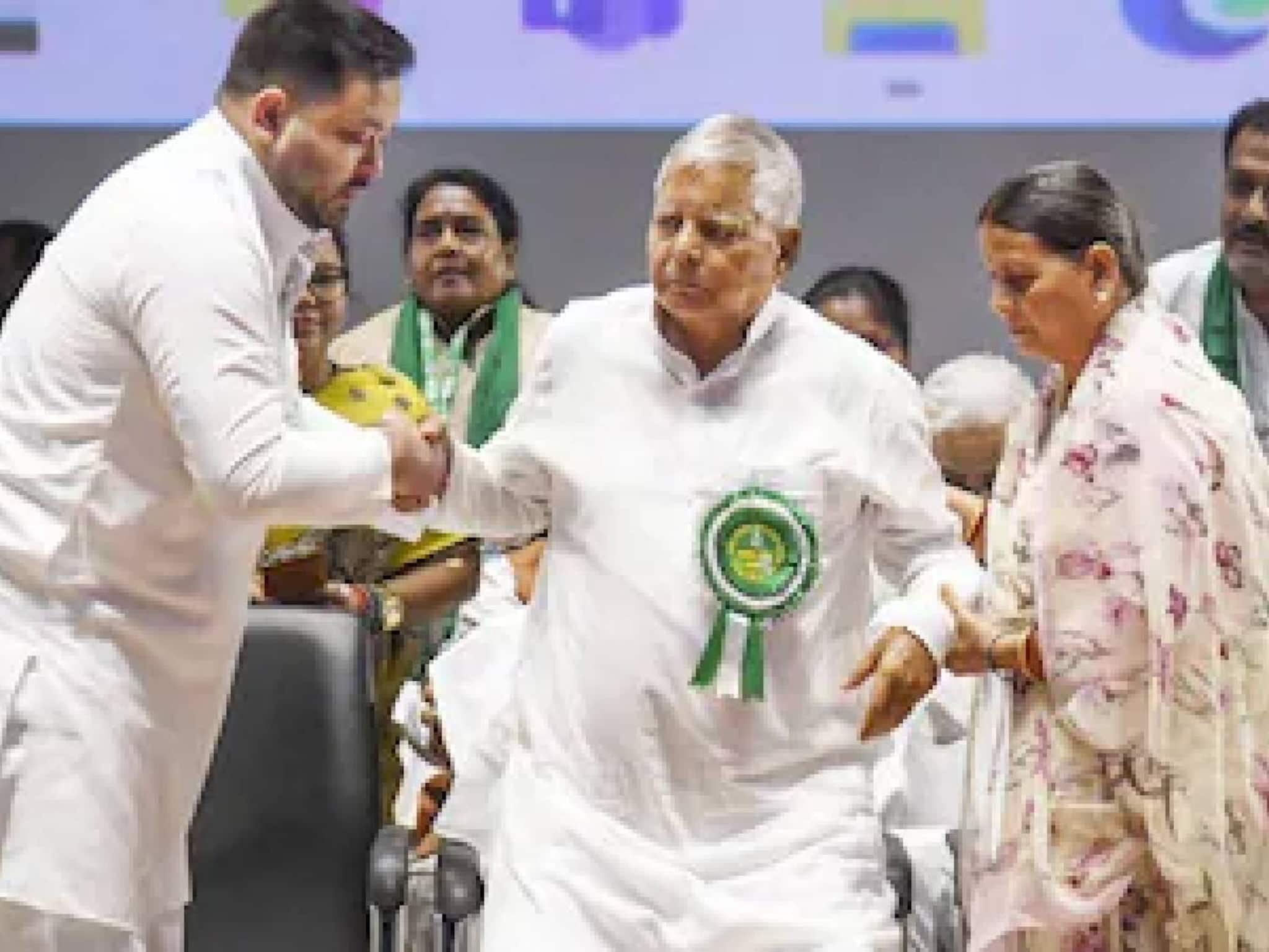 തിരഞ്ഞെടുപ്പിന് മുമ്പ് ആർജെഡിക്ക് തിരിച്ചടി; IRCTC ഹോട്ടൽ അഴിമതിയിൽ ലാലുപ്രസാദിനും മകൻ തേജസ്വിക്കുമെതിരെ കോടതി കുറ്റം ചുമത്തി