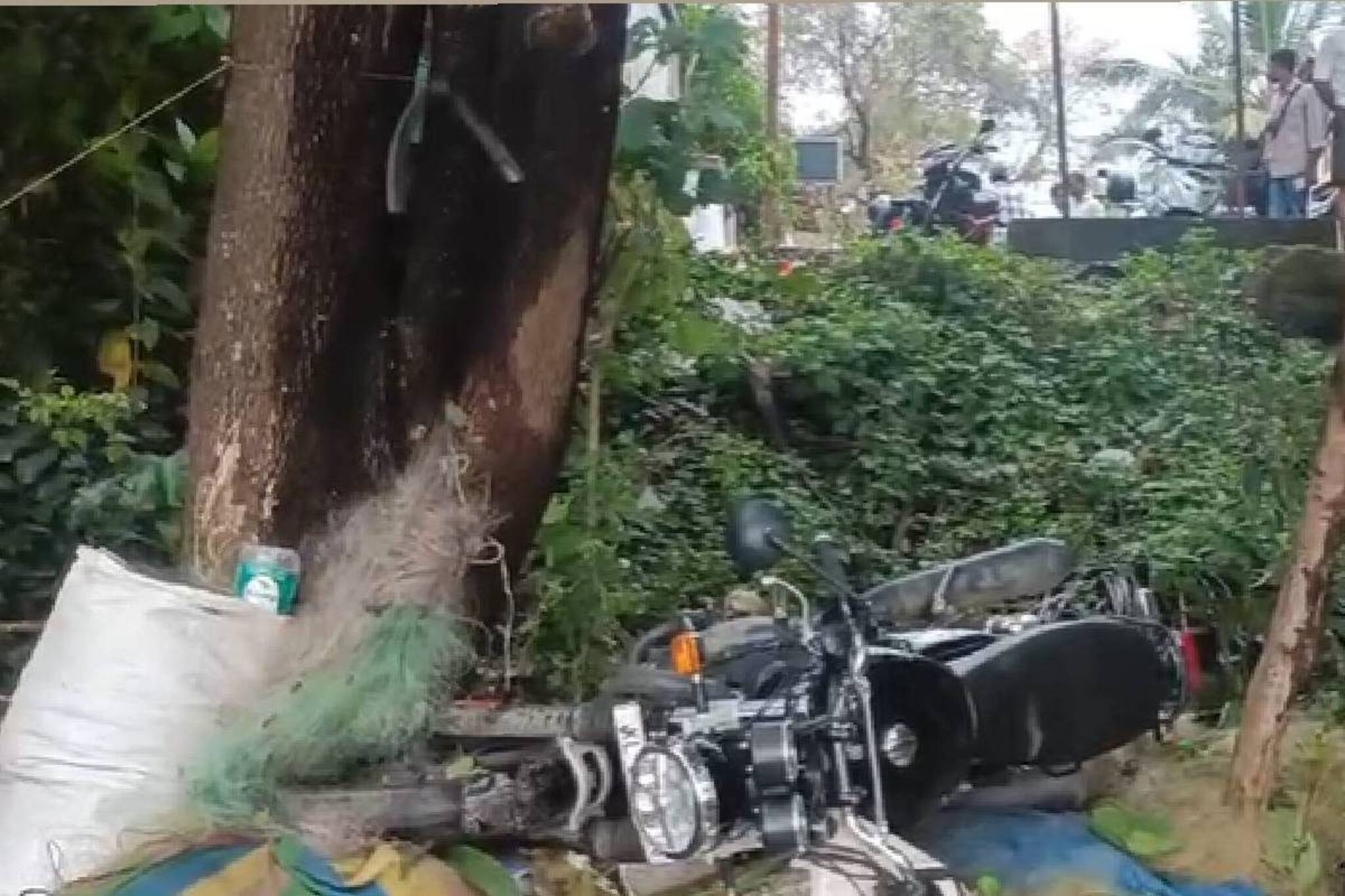 വിവാഹ സത്കാരത്തിൽ പങ്കെടുത്തു മടങ്ങവേ ബൈക്ക് പുഴയിൽ വീണ് യുവാവ് മരിച്ചു