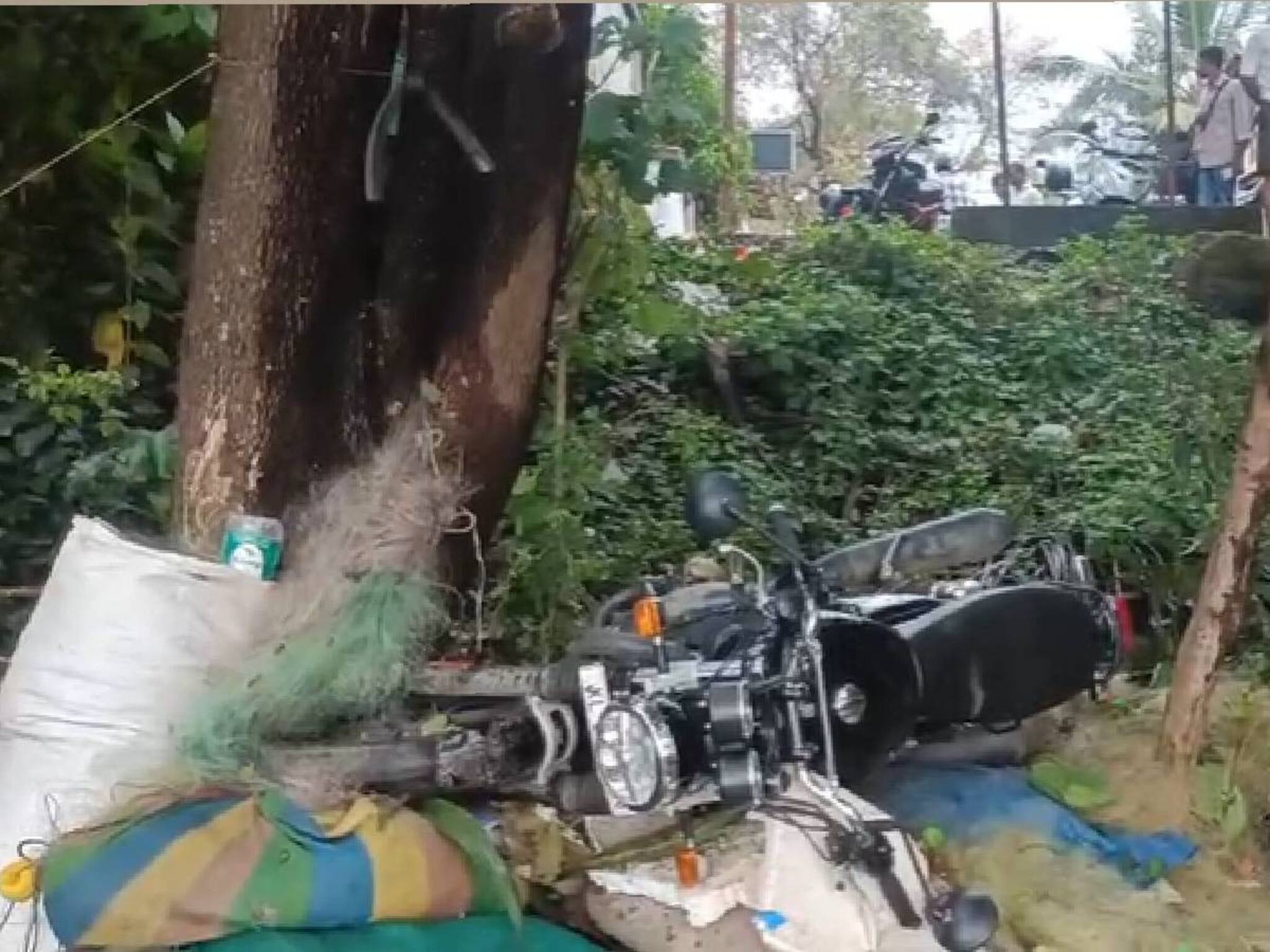 വിവാഹ സത്കാരത്തിൽ പങ്കെടുത്തു മടങ്ങവേ ബൈക്ക് പുഴയിൽ വീണ് യുവാവ് മരിച്ചു