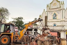 ചേപ്പാട് ഓർത്തഡോക്സ് പള്ളിയുടെ മതിലും കുരിശടിയും പൊളിച്ചു; സംഘർഷത്തിൽ വൈദികർക്കും വിശ്വാസികൾക്കും മർദനമേറ്റു