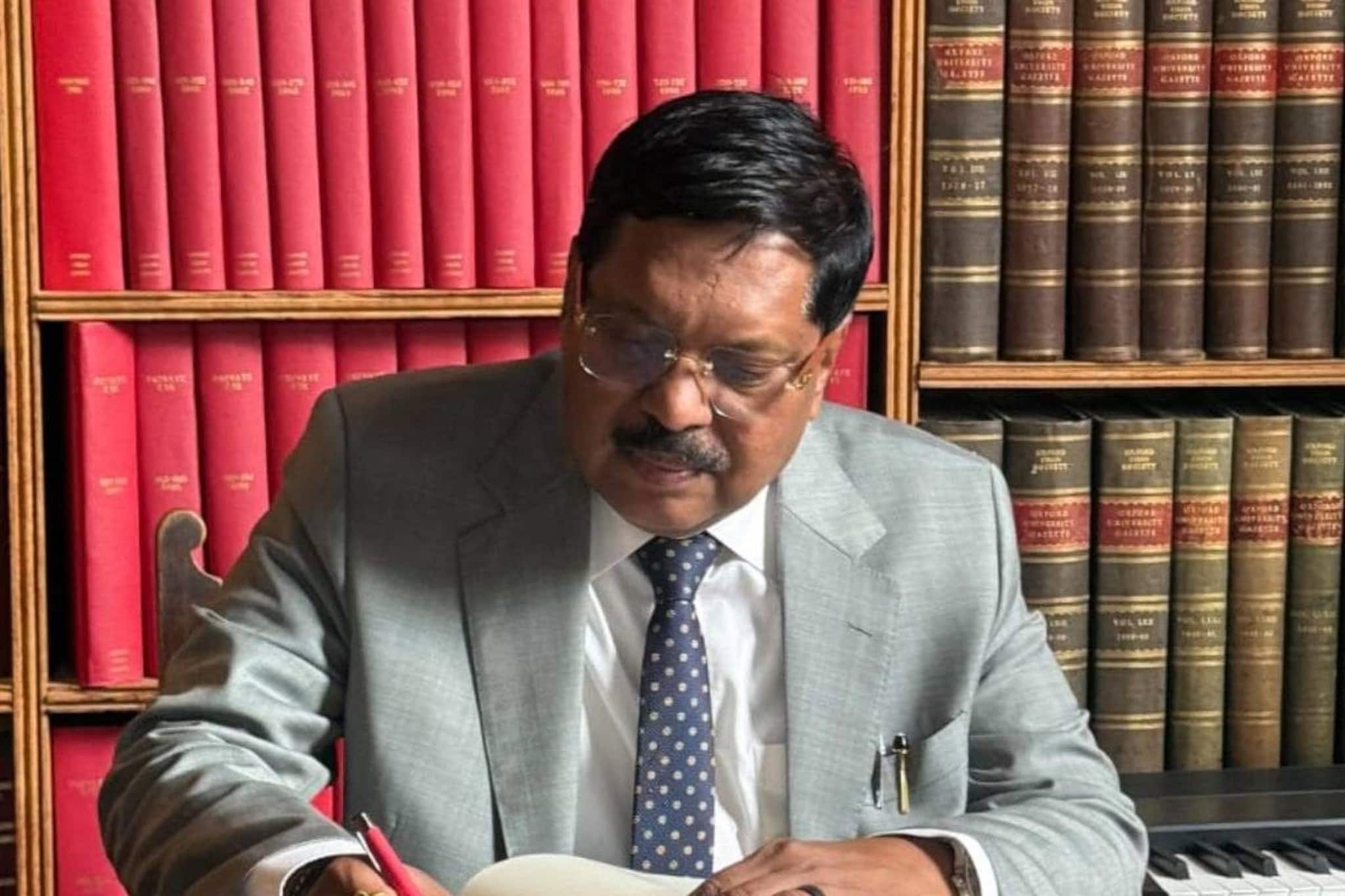 ‘സനാതന ധർമത്തിനെതിരെ പ്രവർത്തിക്കുന്നു’; സുപ്രീംകോടതി ചീഫ് ജസ്റ്റിസിന് നേരെ ഷൂ എറിയാൻ ശ്രമം; അക്രമി അഭിഭാഷകൻ