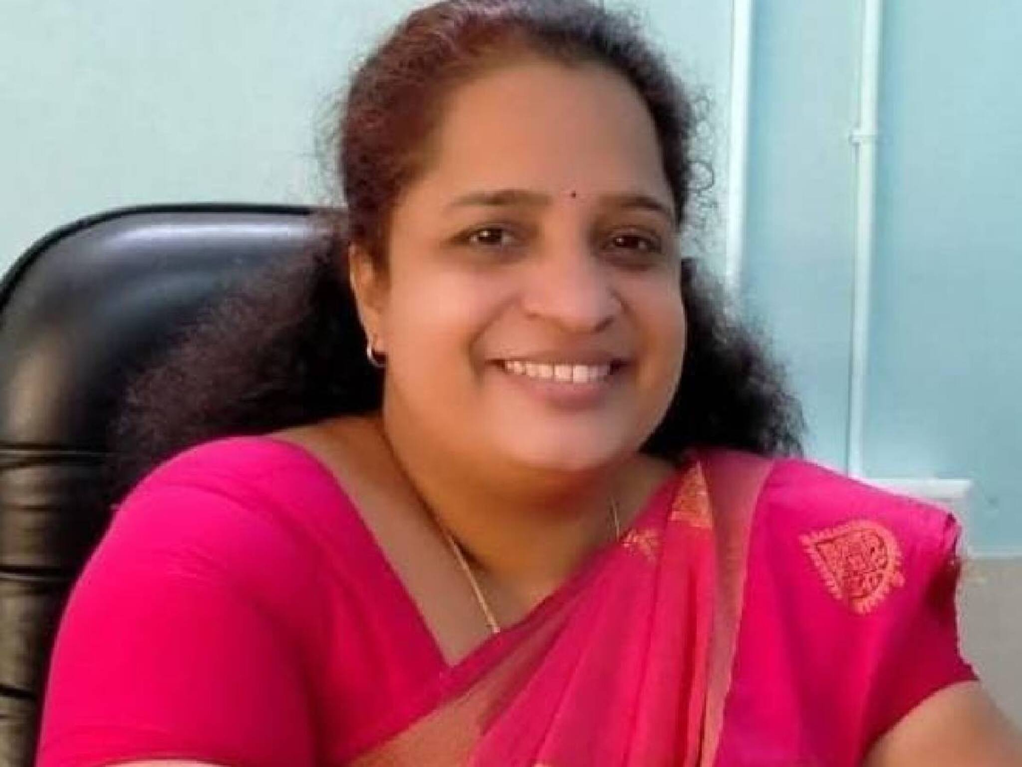 കണ്ണൂരിൽ കോടതി നടപടികൾ ഫോണിൽ‌ ചിത്രീകരിച്ച സിപിഎം വനിതാ നേതാവിന് 1000 രൂപ പിഴ