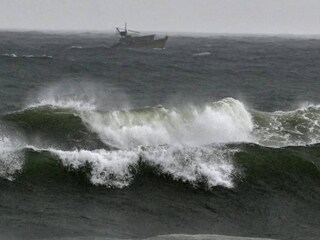 ആന്ധ്രാപ്രദേശ് തീരത്ത് കാക്കിനടക്ക് സമീപം 110 കിലോമീറ്റര്‍ വേഗത്തില്‍ മോൻതാ  കരതൊടും