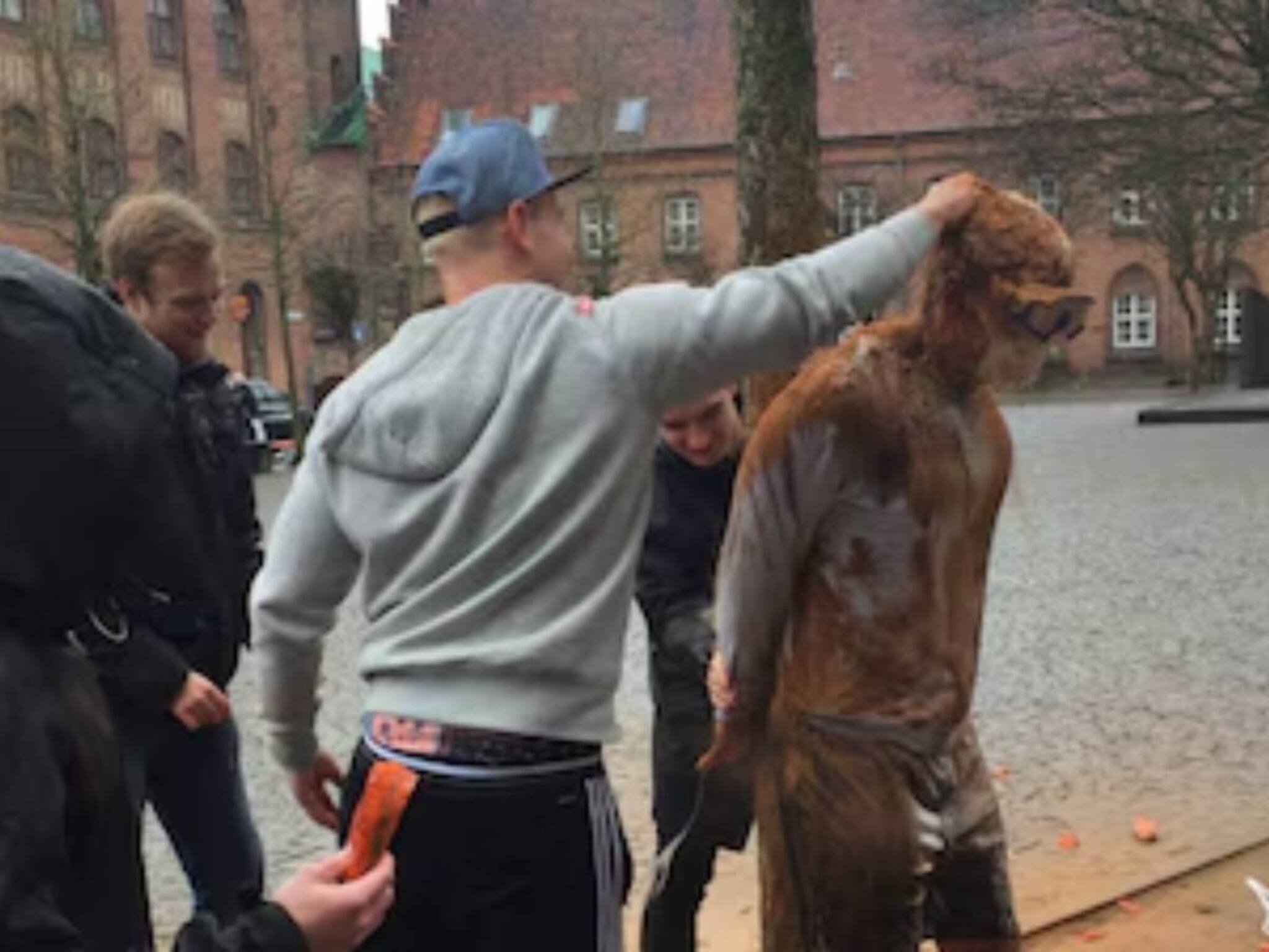 ഡെന്‍മാര്‍ക്കില്‍ കല്യാണം കഴിക്കാത്ത 25 വയസ്സ് തികഞ്ഞവരെ മസാലയിൽ കുളിപ്പിക്കുന്നത് എന്തിന്?