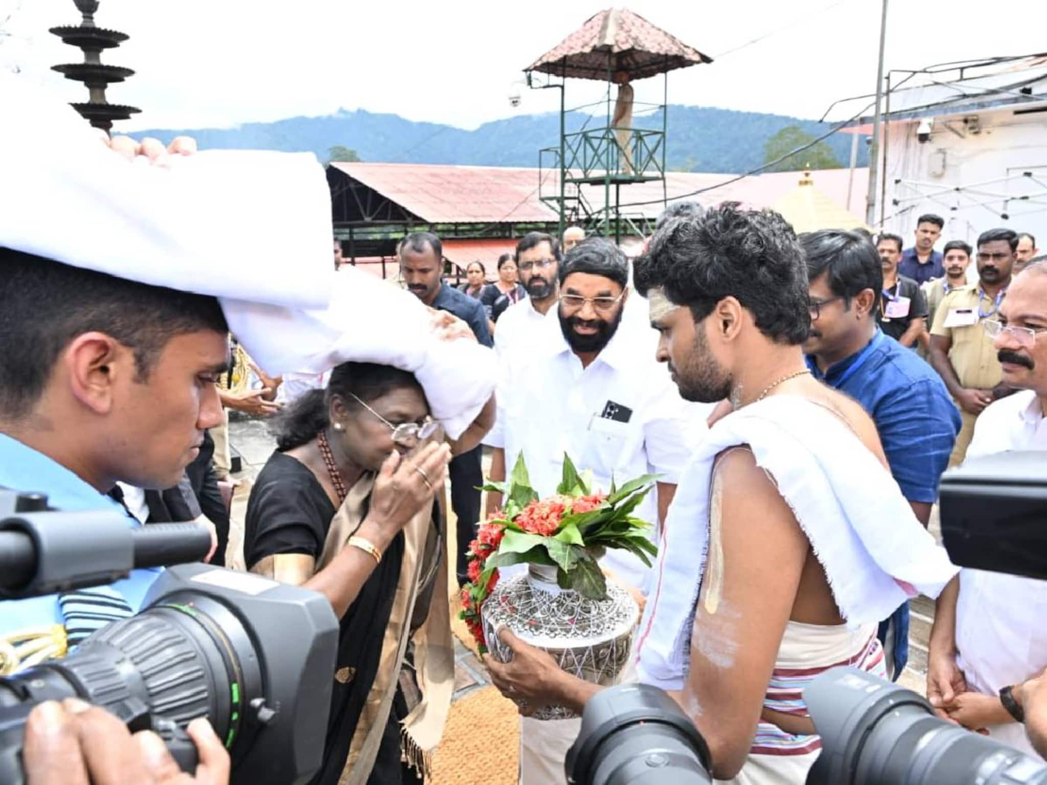 Droupadi Murmu | രാഷ്ട്രപതി അരനൂറ്റാണ്ടിന് ശേഷം ശബരിമലയിൽ; അയ്യപ്പനെ കൺകുളിർക്കെ തൊഴുത് ദ്രൗപതി മുർമു