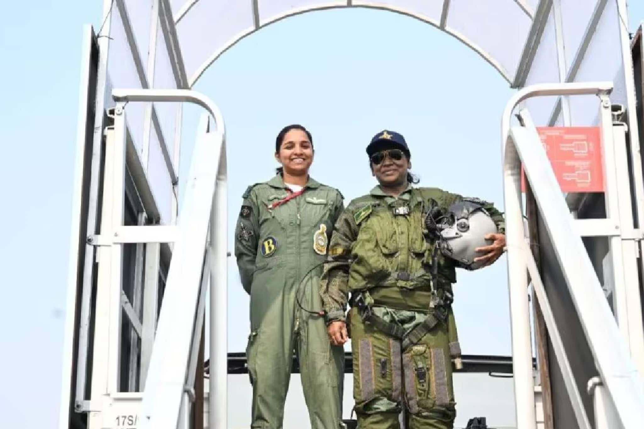 തടവിലാക്കിയതായി പാകിസ്ഥാൻ അവകാശപ്പെട്ട വ്യോമസേനാ പൈലറ്റ് ശിവാംഗി സിംഗ് രാഷ്ട്രപതിയ്ക്ക് ഒപ്പം ഫോട്ടോയിൽ തടവിലാക്കിയതായി പാകിസ്ഥാൻ അവകാശപ്പെട്ട വ്യോമസേനാ പൈലറ്റ് ശിവാംഗി സിംഗ് രാഷ്ട്രപതിയ്ക്ക് ഒപ്പം ഫോട്ടോയിൽ