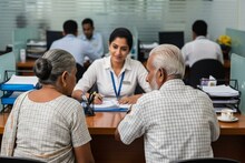 50 ലക്ഷം പിൻവലിക്കാൻ ദമ്പതികൾ രണ്ടുവട്ടം ബാങ്കിലെത്തി; മാനേജർ സൈബർ തട്ടിപ്പിൽ നിന്നും രക്ഷപെടുത്തി