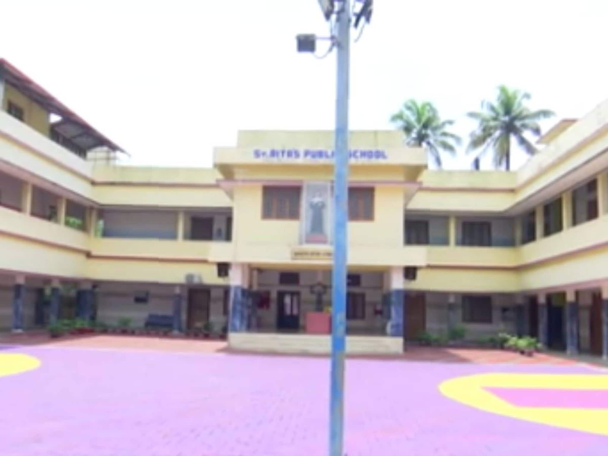 ഹിജാബ് വിവാദം: കുട്ടിയുടെ സ്കൂൾ മാറ്റുമെന്ന് പിതാവ്; 'ആക്ഷേപം കുടുംബത്തെ മാനസികമായി തളർത്തി'