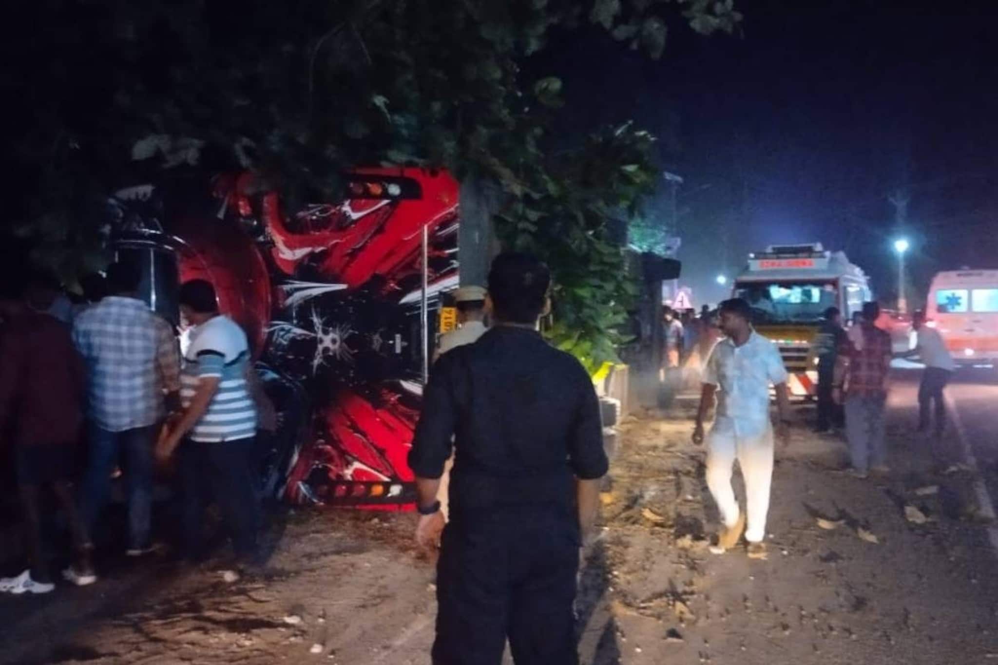 എംസി റോഡിൽ ടൂറിസ്റ്റ് ബസ് മറിഞ്ഞ് ഒരാൾ മരിച്ചു; 18 പേർക്ക് പരിക്ക് എംസി റോഡിൽ ടൂറിസ്റ്റ് ബസ് മറിഞ്ഞ് ഒരാൾ മരിച്ചു; 18 പേർക്ക് പരിക്ക്