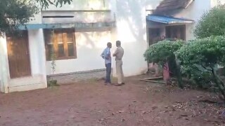 വീടിന്റെ പുറകുവശത്തെ അടുക്കളയുടെ സമീപമാണ് മൃതദേഹം കണ്ടെത്തിയത്
