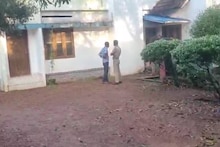 കോട്ടയത്ത് വീട്ടമ്മ കഴുത്തിന് മുറിവേറ്റ് മരിച്ച നിലയിൽ; മൃതദേഹത്തിന് സമീപം വാക്കത്തി; ദുരൂഹത