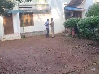വീടിന്റെ പുറകുവശത്തെ അടുക്കളയുടെ സമീപമാണ് മൃതദേഹം കണ്ടെത്തിയത്