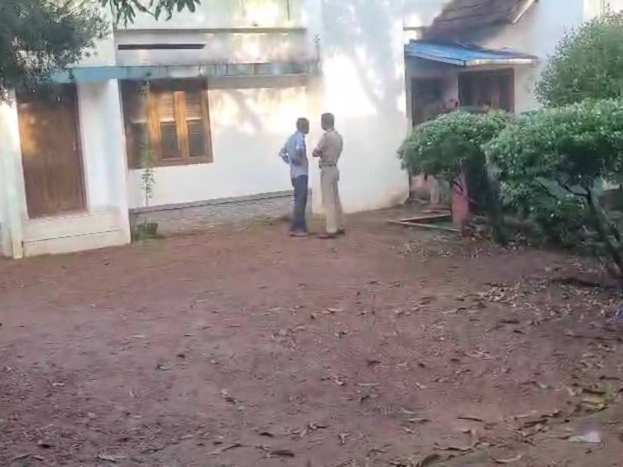 കോട്ടയത്ത് വീട്ടമ്മ കഴുത്തിന് മുറിവേറ്റ് മരിച്ച നിലയിൽ; മൃതദേഹത്തിന് സമീപം വാക്കത്തി; ദുരൂഹത