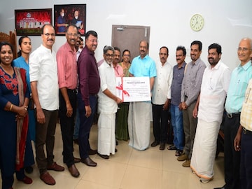 കെ.എസ്.എഫ്.ഇ 2025-26 സാമ്പത്തിക വർഷത്തെ ഗ്യാരണ്ടി കമ്മീഷന്റെ രണ്ടാം ഗഡുവായ 81.39 കോടി രൂപ ധനകാര്യ വകുപ്പ് മന്ത്രി  കെ.എൻ. ബാലഗോപാലിന് കെ.എസ്.എഫ്.ഇയുടെ ചെയർമാൻ കെ. വരദരാജനും മാനേജിങ് ഡയറക്ടർ ഡോ. എസ്.കെ. സനിലും മറ്റു ഉദ്യോഗസ്ഥരും ചേർന്ന് കൈമാറുന്നു.