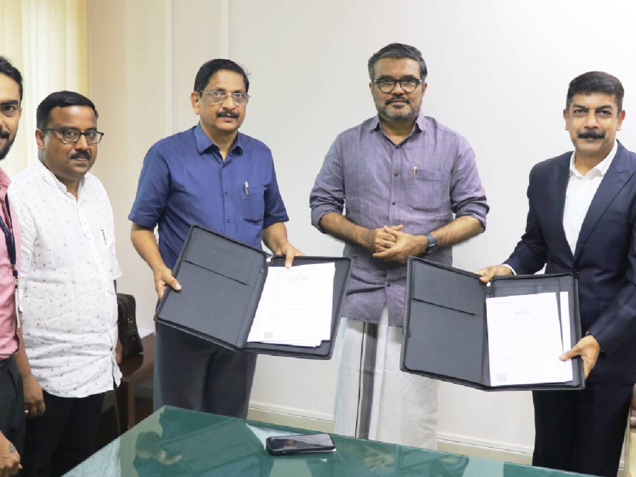 റിലയൻസ് ജിയോയുമായി കൈകോർത്ത് കുടുംബശ്രീ 10000 വനിതകൾക്ക് തൊഴിലൊരുക്കും