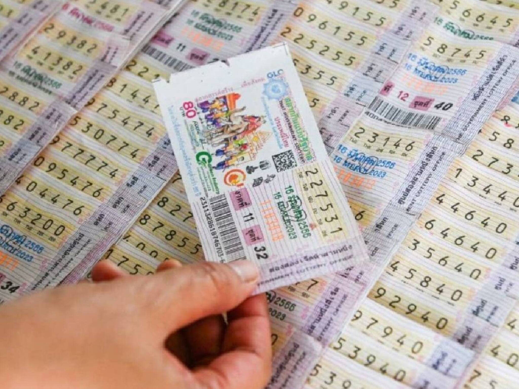 12 കോടി രൂപ ലോട്ടറിയടിച്ചിട്ടും ഒന്നും കൊടുക്കാത്ത ഭർത്താവിൽ നിന്നും വിവാഹ മോചനം തേടി ഭാര്യ