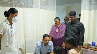 ശസ്ത്രക്രിയക്ക് ശേഷം വീട്ടിലേക്ക് മടങ്ങുന്ന അഞ്ചു വയസ്സുകാരി നിയയുമായി കുശലം പറയുന്ന പീഡിയാട്രിക് റോബോട്ടിക് സർജൻ ഡോ. വിനീത് ബിനു