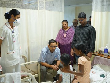 ശസ്ത്രക്രിയക്ക് ശേഷം വീട്ടിലേക്ക് മടങ്ങുന്ന അഞ്ചു വയസ്സുകാരി നിയയുമായി കുശലം പറയുന്ന പീഡിയാട്രിക് റോബോട്ടിക് സർജൻ ഡോ. വിനീത് ബിനു