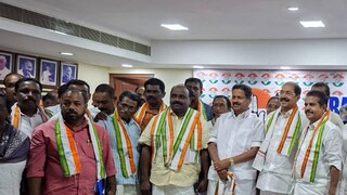 കെപിസിസി പ്രസിഡന്റ് സണ്ണി ജോസഫ് ഷാളണിയിച്ച് സ്വീകരിച്ചു കെപിസിസി പ്രസിഡന്റ് സണ്ണി ജോസഫ് ഷാളണിയിച്ച് സ്വീകരിച്ചു