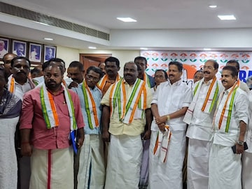 കെപിസിസി പ്രസിഡന്റ് സണ്ണി ജോസഫ് ഷാളണിയിച്ച് സ്വീകരിച്ചു