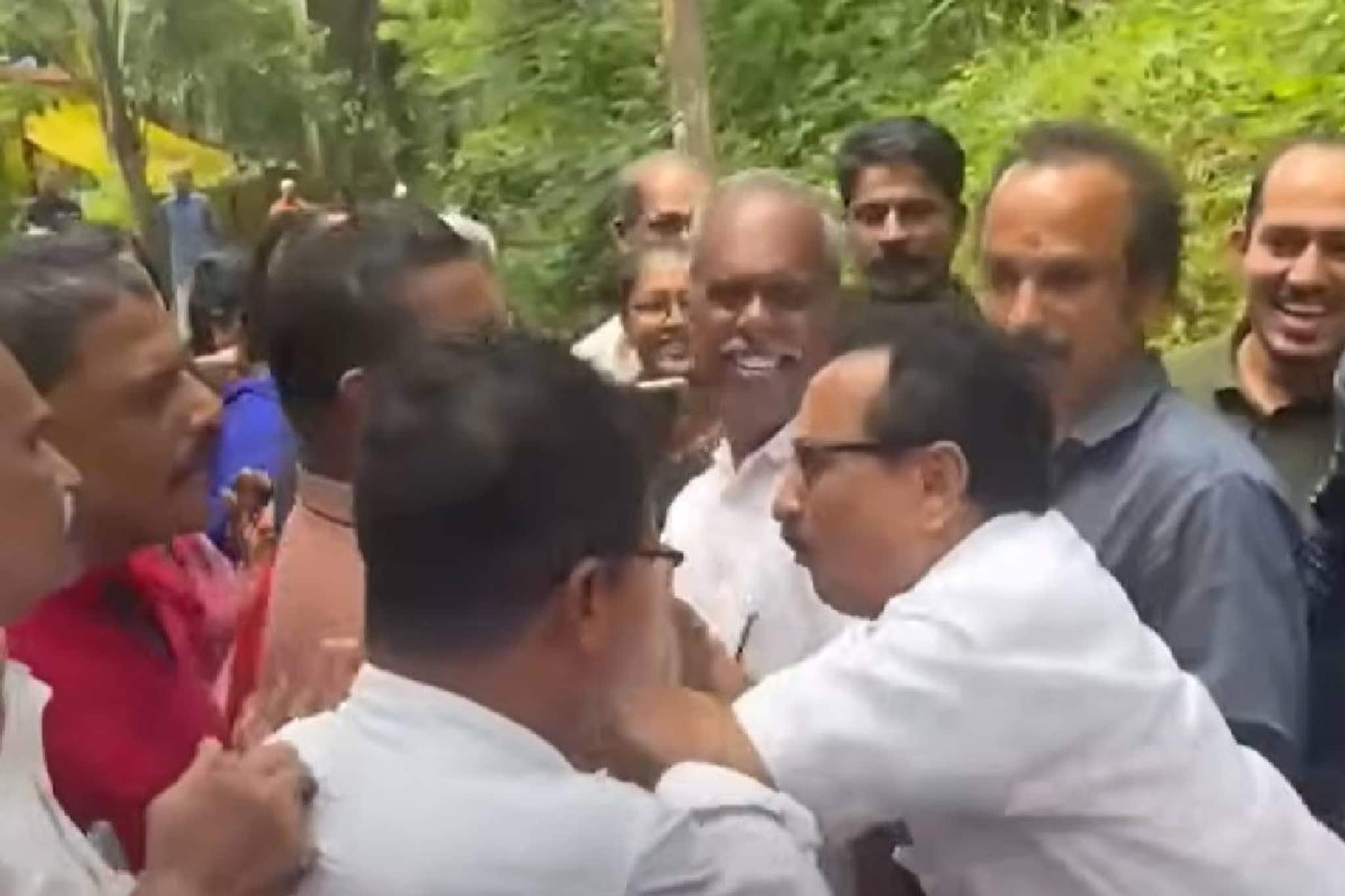 മാലിന്യ പ്രശ്‌നത്തിന് പരിഹാരമില്ല; കൂത്തുപറമ്പ് എംഎല്‍എ കെ.പി.മോഹനനു നേരെ കയ്യേറ്റം