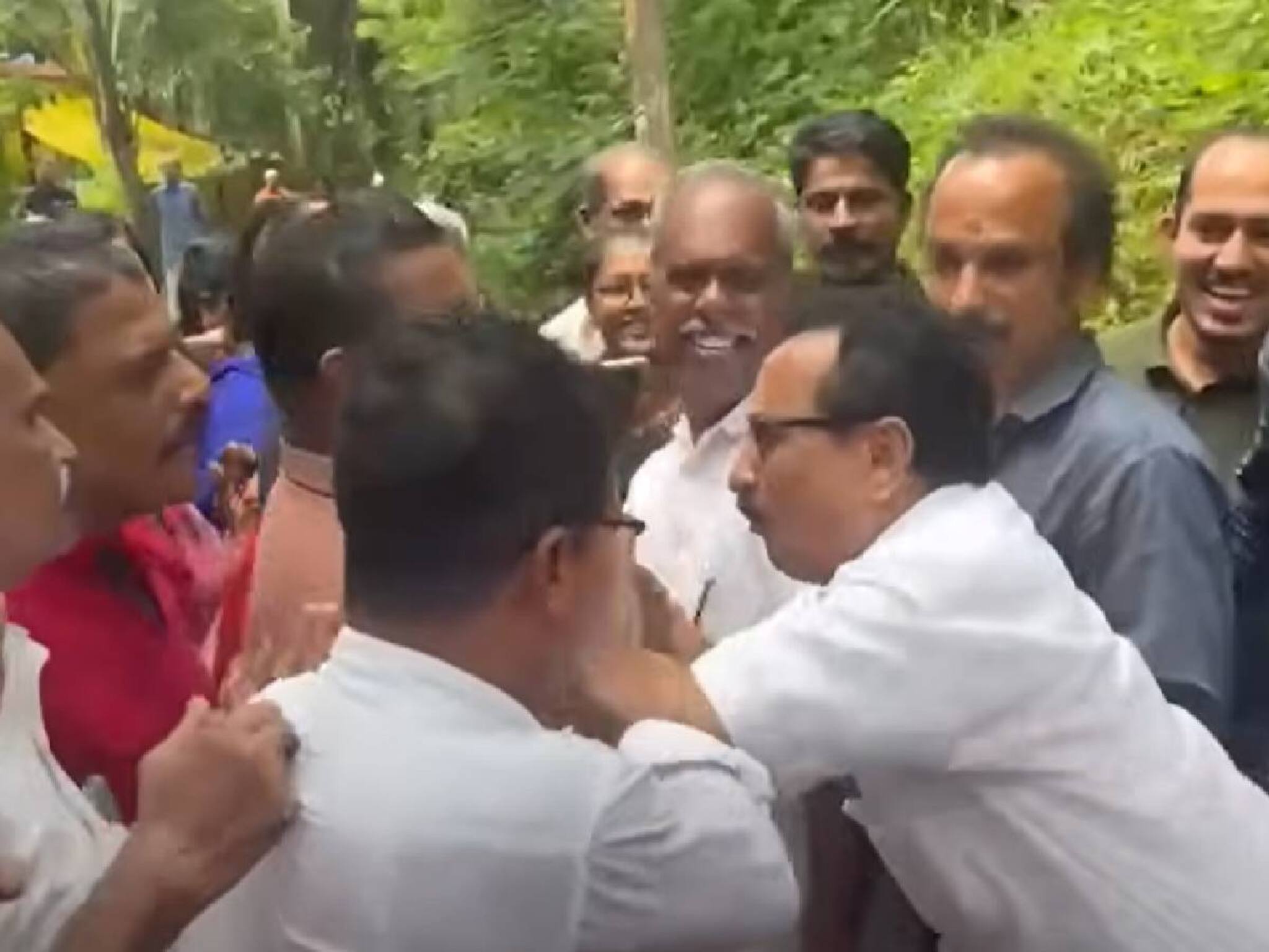 മാലിന്യ പ്രശ്‌നത്തിന് പരിഹാരമില്ല; കൂത്തുപറമ്പ് എംഎല്‍എ കെ.പി.മോഹനനു നേരെ കയ്യേറ്റം