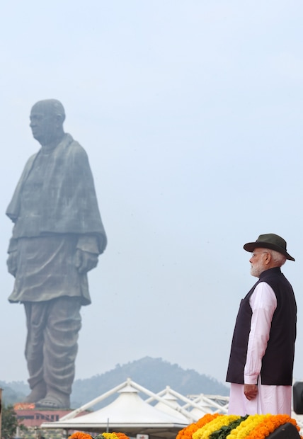 സര്‍ദാര്‍ വല്ലഭായി പട്ടേലിന്‍റെ നൂറ്റി അന്‍പതാം ജന്‍മവാര്‍ഷികാഘോഷത്തോടനുബന്ധിച്ച് റിപ്പബ്ലിക് ദിനത്തെ അനുസ്മരിപ്പിക്കുന്ന പരേഡാണ് കെവാഡിയയിലെ ഏകതാ പ്രതിമയ്ക്കു മുന്നില്‍ അരങ്ങേറിയത്. സിഎപിഎഫും ബിഎസ്എഫും വിവിധ സംസ്ഥാനങ്ങളിലെ പോലീസ് സേനകളും അണിനിരന്നു.  സര്‍ദാര്‍ വല്ലഭായി പട്ടേലിന്‍റെ നൂറ്റി അന്‍പതാം ജന്‍മവാര്‍ഷികാഘോഷത്തോടനുബന്ധിച്ച് റിപ്പബ്ലിക് ദിനത്തെ അനുസ്മരിപ്പിക്കുന്ന പരേഡാണ് കെവാഡിയയിലെ ഏകതാ പ്രതിമയ്ക്കു മുന്നില്‍ അരങ്ങേറിയത്. സിഎപിഎഫും ബിഎസ്എഫും വിവിധ സംസ്ഥാനങ്ങളിലെ പോലീസ് സേനകളും അണിനിരന്നു.