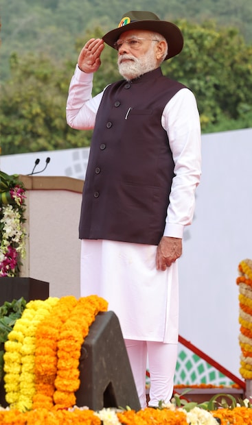  സർദാർ വല്ലഭായ് പട്ടേലിന്റെ 150-ാം ജന്മവാർഷികത്തിൽ ഗുജറാത്തിലെ ഏകതാ നഗറിലെ ഏകതാ പ്രതിമയിൽ പ്രധാനമന്ത്രി മോദി പുഷ്പാർച്ചന നടത്തി.