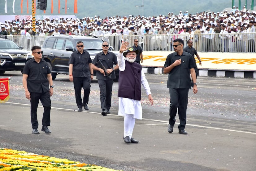  രാജ്യത്ത് മാവോയിസം വളരാന്&#x200d; കാരണം കോണ്&#x200d;ഗ്രസാണ്. ഇന്ന് മാവോയിസം ഏറെക്കുറെ ഇല്ലാതായി. വോട്ട് ബാങ്കിനായി കോണ്&#x200d;ഗ്രസ് നുഴഞ്ഞുകയറ്റം പ്രോല്&#x200d;സാഹിപ്പിച്ചു. നുഴഞ്ഞുകയറ്റക്കാരെ പൂര്&#x200d;ണമായി പുറത്താക്കുമെന്നും മോദി പറഞ്ഞു.
