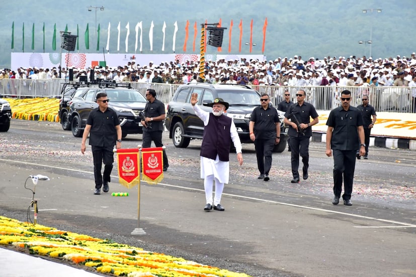  'സർദാർ വല്ലഭായ് പട്ടേലിന്റെ 150-ാം ജയന്തി ദിനത്തിൽ ഇന്ത്യ അദ്ദേഹത്തിന് ആദരാഞ്ജലി അർപ്പിക്കുന്നു. ഇന്ത്യയുടെ ഏകീകരണത്തിന് പിന്നിലെ പ്രേരകശക്തിയായിരുന്നു അദ്ദേഹം. നമ്മുടെ രാജ്യത്തിന്റെ രൂപീകരണ വർഷങ്ങളിൽ അദ്ദേഹം അതിന്റെ വിധി രൂപപ്പെടുത്തി'