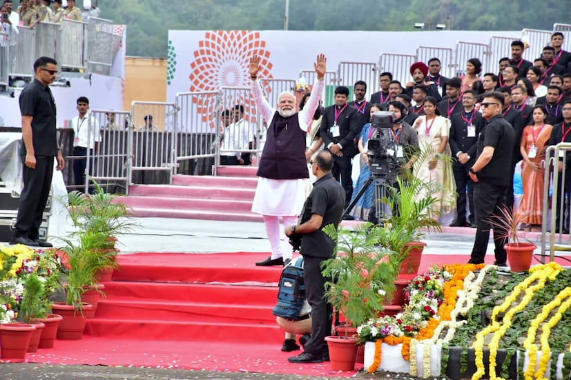  കശ്മീരിനെ മുഴുവനായി ഇന്ത്യക്കൊപ്പം ചേര്&#x200d;ത്തുനിര്&#x200d;ത്താനായിരുന്നു സര്&#x200d;ദാര്&#x200d; വല്ലഭായി പട്ടേലിന്&#x200d;റെ ആഗ്രഹമെന്ന് പ്രധാനമന്ത്രി പറഞ്ഞു. നെഹ്റു അതിന് അനുവദിച്ചില്ല. ഭീകരവാദം പ്രോല്&#x200d;സാഹിപ്പിക്കുന്ന പാക്കിസ്ഥാന് ഇപ്പോള്&#x200d; ഇന്ത്യയുടെ ശക്തി മനസിലായെന്നും ഓപ്പറേഷന്&#x200d; സിന്ദൂര്&#x200d; സൂചിപ്പിച്ച് പ്രധാനമന്ത്രി പറഞ്ഞു.