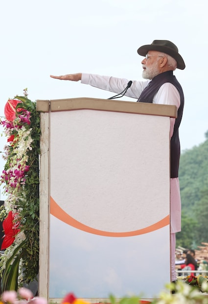  കശ്മീരിനെ വിഭജിച്ചത് നെഹ്റുവാണെന്നും കോണ്&#x200d;ഗ്രസിന്&#x200d;റെ തെറ്റുകള്&#x200d;ക്ക് രാജ്യം ഇപ്പോഴും ശിക്ഷ അനുഭവിക്കുകയാണെന്നും ഗുജറാത്ത് കെവാഡിയയിലെ ചടങ്ങില്&#x200d; മോദി പഞ്ഞു.