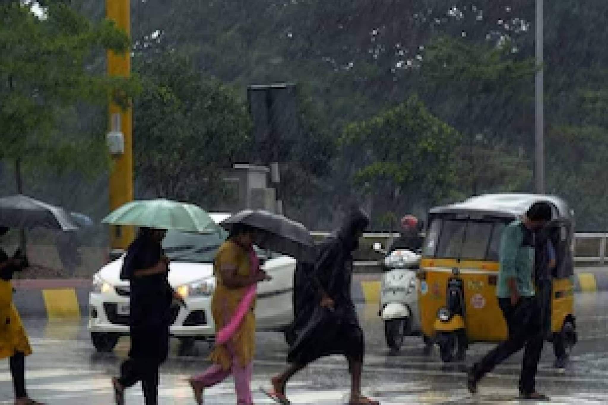 ആന്ധ്രാ തീരം തൊട്ട് മോൻതാ ചുഴലിക്കാറ്റ്; മണിക്കൂറിൽ 110 കിലോമീറ്റർ വരെ വേഗത കൈവരിക്കും ആന്ധ്രാ തീരം തൊട്ട് മോൻതാ ചുഴലിക്കാറ്റ്; മണിക്കൂറിൽ 110 കിലോമീറ്റർ വരെ വേഗത കൈവരിക്കും