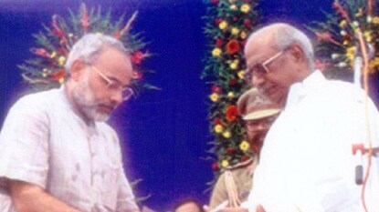 ഗുജറാത്ത് മുഖ്യമന്ത്രിയായി നരേന്ദ്ര മോദി ആദ്യമായി സത്യപ്രതിജ്ഞ ചെയ്യുന്നു (Photo: X/@narendramodi) ഗുജറാത്ത് മുഖ്യമന്ത്രിയായി നരേന്ദ്ര മോദി ആദ്യമായി സത്യപ്രതിജ്ഞ ചെയ്യുന്നു (Photo: X/@narendramodi)