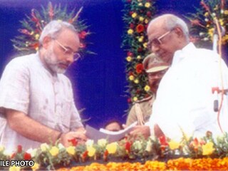ഗുജറാത്ത് മുഖ്യമന്ത്രിയായി നരേന്ദ്ര മോദി ആദ്യമായി സത്യപ്രതിജ്ഞ ചെയ്യുന്നു (Photo: X/@narendramodi)