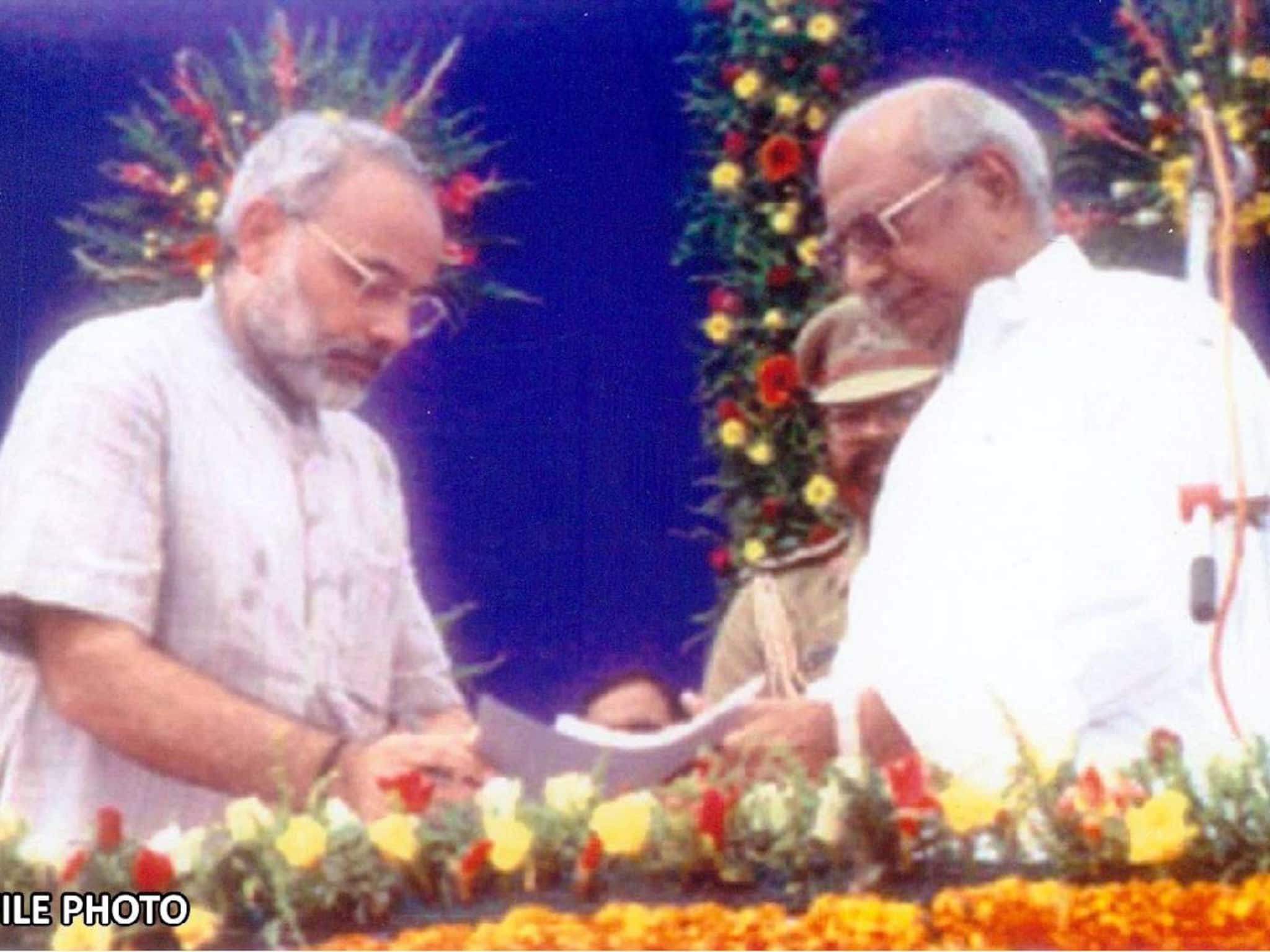 ഭരണത്തലവനായി 25 വർഷം; ഗുജറാത്ത് മുഖ്യമന്ത്രിയായി സത്യപ്രതിജ്ഞ ചെയ്ത ചിത്രം പങ്കുവെച്ച് പ്രധാനമന്ത്രി നരേന്ദ്ര മോദി