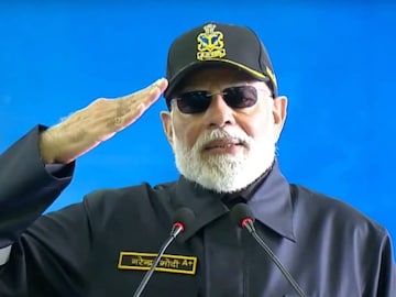 പ്രധാനമന്ത്രി നാവികസേനാംഗങ്ങളെ അഭിസംബോധന ചെയ്യുന്നു (PTI)