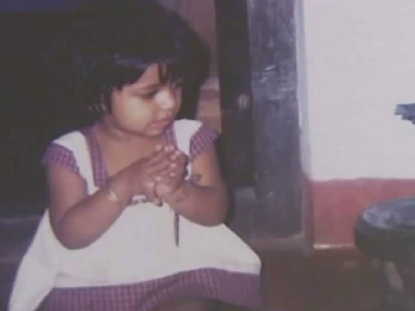 അധ്യാപികയുടെ മകളായതിനാൽ, നവ്യ നൃത്തത്തിൽ ശ്രദ്ധ നൽകിയത് പോലെത്തന്നെ, അവരുടെ പഠന കാര്യങ്ങളിലും അമ്മ വീണയുടെ കണ്ണെത്തിയിരുന്നു. സ്കൂൾ നാളുകളുടെ അവസാന വർഷങ്ങളിൽ സിനിമയിൽ വന്നയാളാണ് നവ്യ നായർ. എന്നിരുന്നാലും, പഠനം ഉപേക്ഷിക്കാൻ നവ്യ തയാറായില്ല. സമകാലീനരായ പല നടിമാർക്കും പഠനം ഉപേക്ഷിച്ച് സിനിമയിൽ ശ്രദ്ധ കേന്ദ്രീകരിക്കേണ്ടി വന്നപ്പോൾ, ഇംഗ്ലീഷ് ഭാഷയിൽ ബിരുദം സമ്പാദിച്ചു. അപ്പോഴും പരീക്ഷകളിൽ മികച്ച മാർക്ക് നേടിത്തന്നെയാണ് ധന്യ വീണ പാസായത്