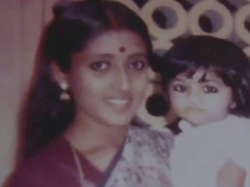 ധന്യ വി. എന്ന ധന്യ വീണ, അതുമല്ലെങ്കിൽ പ്രേക്ഷകരുടെ പ്രിയപ്പെട്ട നവ്യാ നായർ. കലോത്സവം എന്ന് കേട്ടാൽ മലയാളികളുടെ മനസിലേക്ക് പൊടുന്നനെ ഓടിയെത്തുന്ന പേരുകളിൽ ഒന്നാണ് ഈ താരത്തിന്റേത്, അവരുടെ പ്രിയങ്കരിയായ നവ്യ നായർ ആണിത്. നവ്യയുടെ സോഷ്യൽ മീഡിയ ഹാന്ഡിലിൽ പ്രത്യക്ഷപ്പെട്ട ഒരു ബ്ലാക്ക് ആൻഡ് വൈറ്റ് ഓർമയാണിത്. മോണോആക്റ്റ് മാത്രമല്ല, നൃത്ത നൃത്യേതര ഇനങ്ങളിൽ തന്റെ കഴിവ് പ്രകടമാക്കിയ കലാകാരിയാണ് നവ്യ നായർ. സിനിമയിൽ വന്നപ്പോഴാണ് ധന്യ എന്ന പേര് നവ്യക്ക് വഴിമാറിയത് (തുടർന്ന് വായിക്കുക)